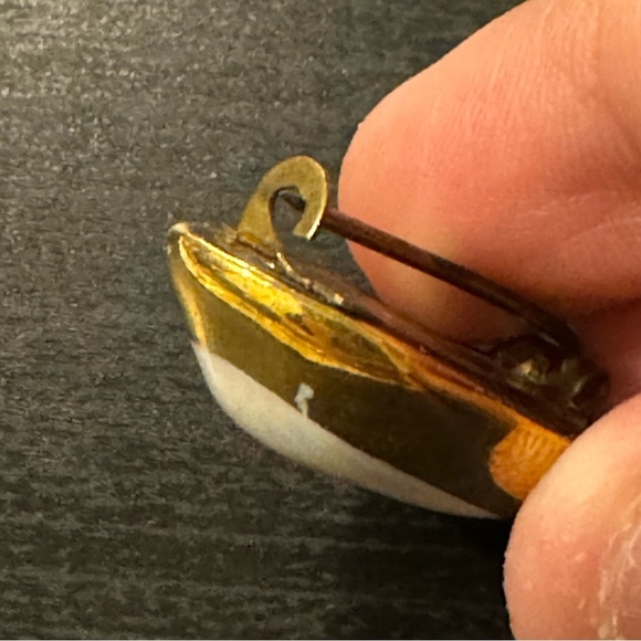 🌷$2 Bundle Add-on ~ Vintage Painted Gold Tone White Brooch Pin - Picture 9 of 12